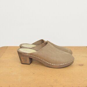 Nina Z taupe classic leather clogs size 40